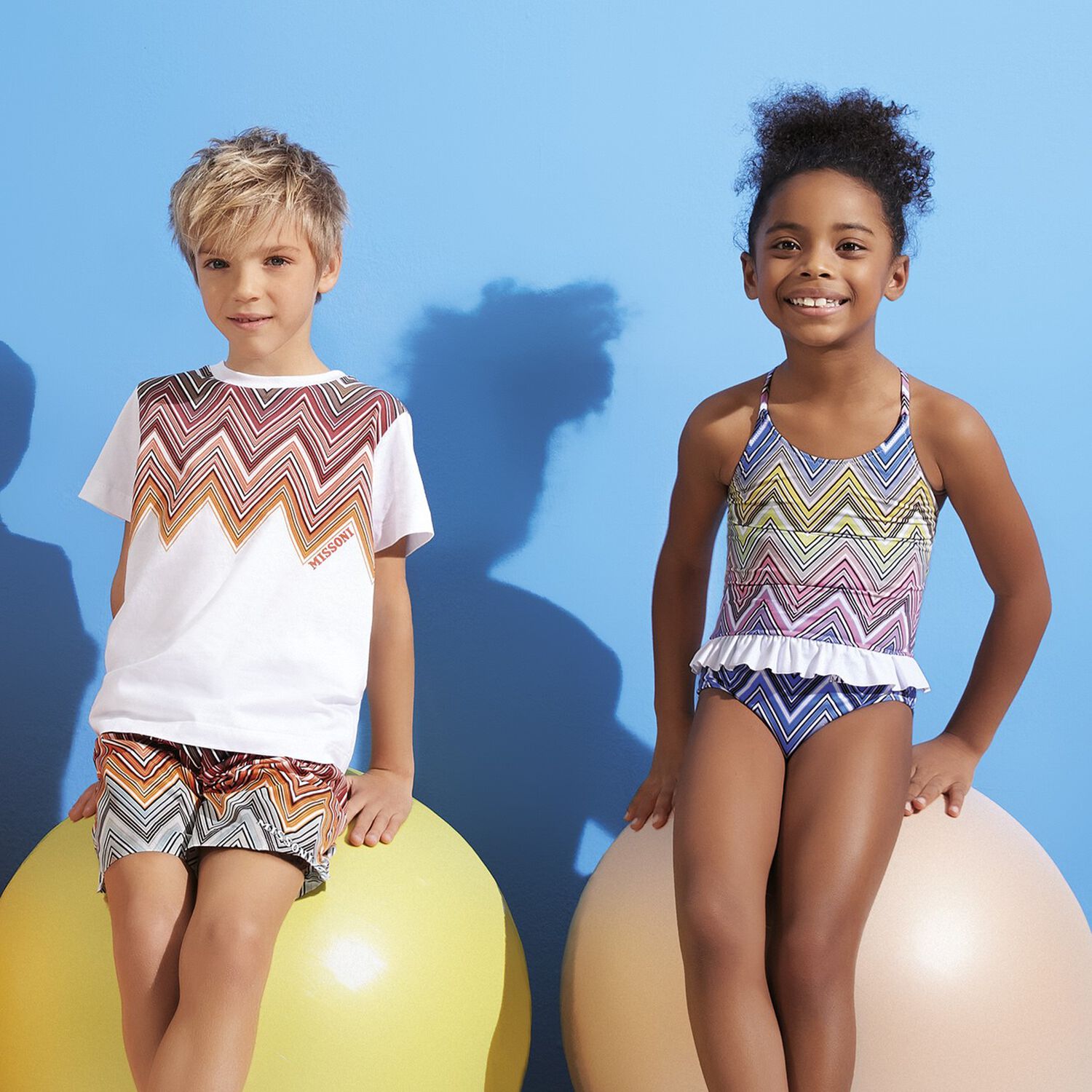 مايوه بنات بشعار متعرج باللون الأزرق والأبيض , 1, hi-res