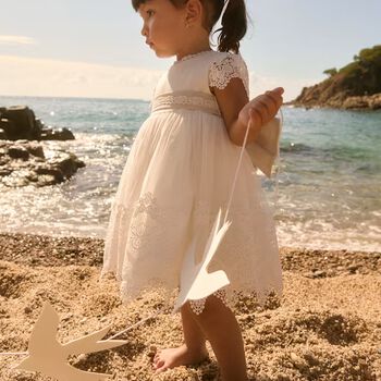 فستان بنات مزين بفيونكة باللون الأبيض  