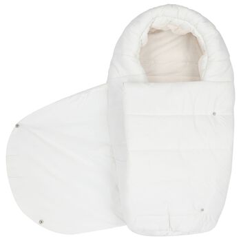 عش أطفال بشعار باللون أبيض