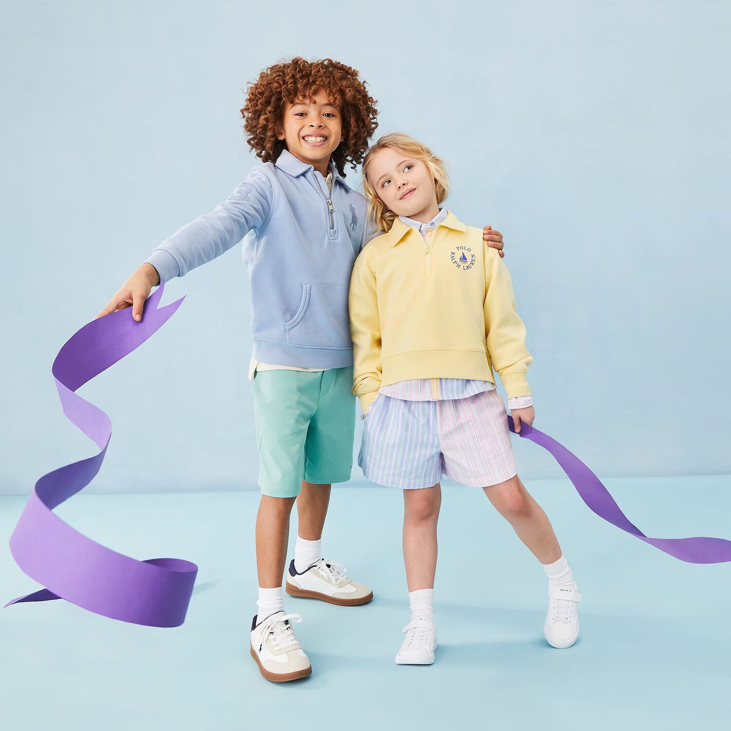 أحذية رياضية بشعار للأولاد باللونين الأبيض والبيج , 1, hi-res