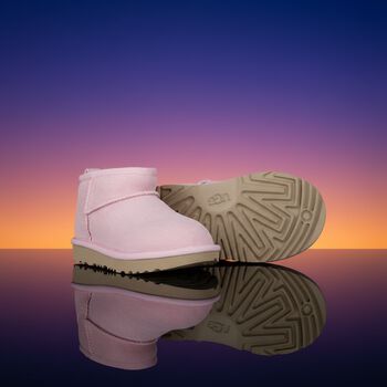 جزمة بناتي كلاسيك ألترا ميني شامواه باللون الوردي