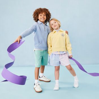 أحذية رياضية بشعار للأولاد باللونين الأبيض والبيج 