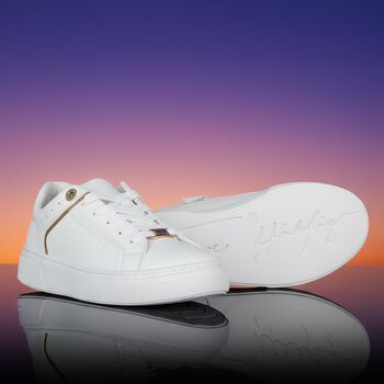 حذاء رياضى بالشعار باللون الابيض