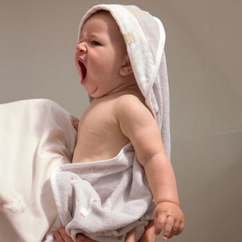 منشفه للبنات الرضع  بغطاء رأس  باللون الوردي