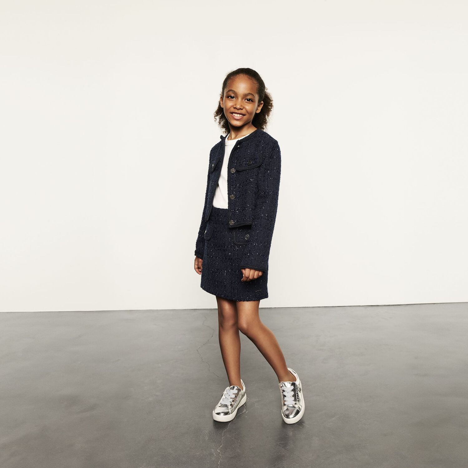 حذاء بنات رياضي بالشعار باللون الفضي , 1, hi-res