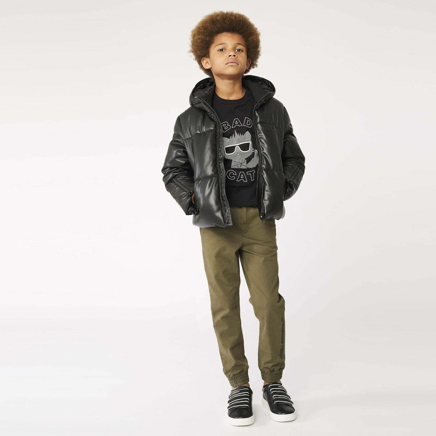 حذاء رياضى بالشعار باللون الاسود للاولاد, 1, hi-res