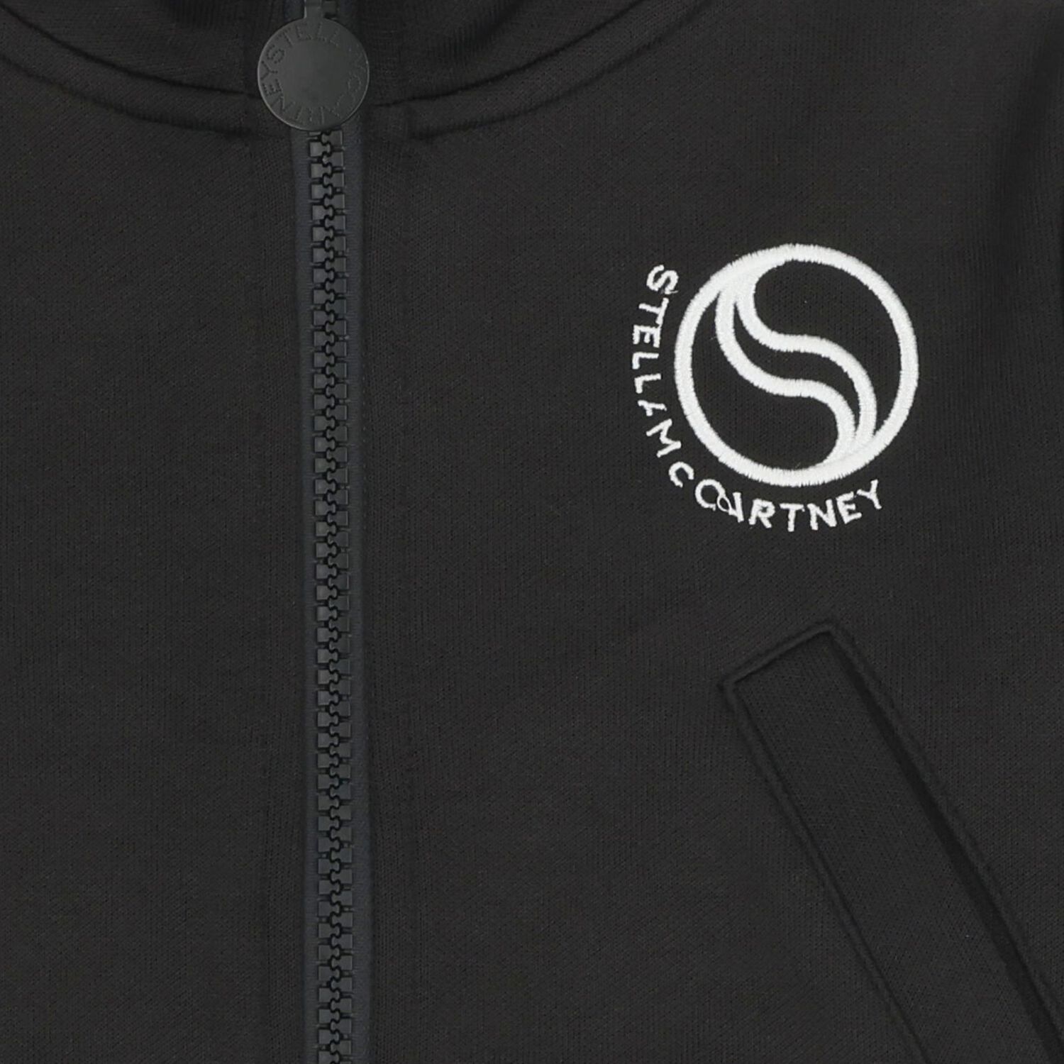 بلوزة بناتي باللون الاسود بشعار وسحاب, 1, hi-res