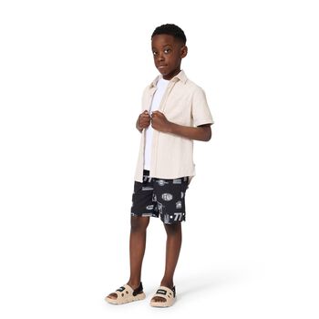 صندل للأولاد باللون البيج والأسود مزين بشعار