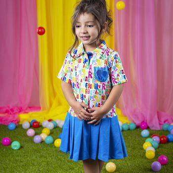 فستان بناتي مزين بشعار مطوي باللون الأبيض والأزرق