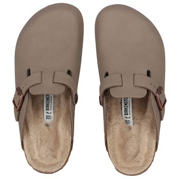 حذاء بنات من الجلد بالشعار باللون البيج