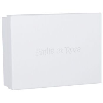 طقم قبعة باللون الأبيض