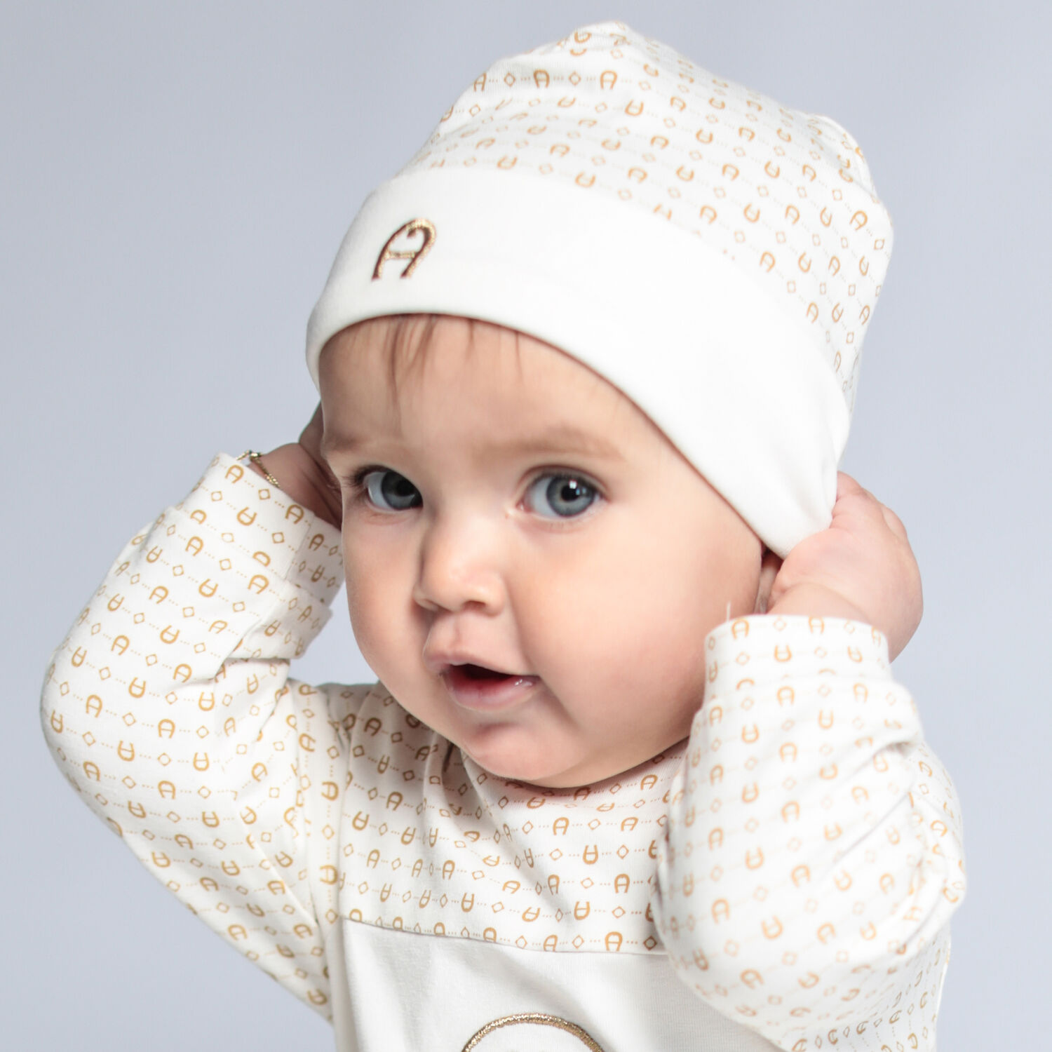 قبعة بالشعار باللون العاجي والذهبي , 1, hi-res image number null
