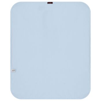 بطانية زرقاء بشعار للأولاد الصغار