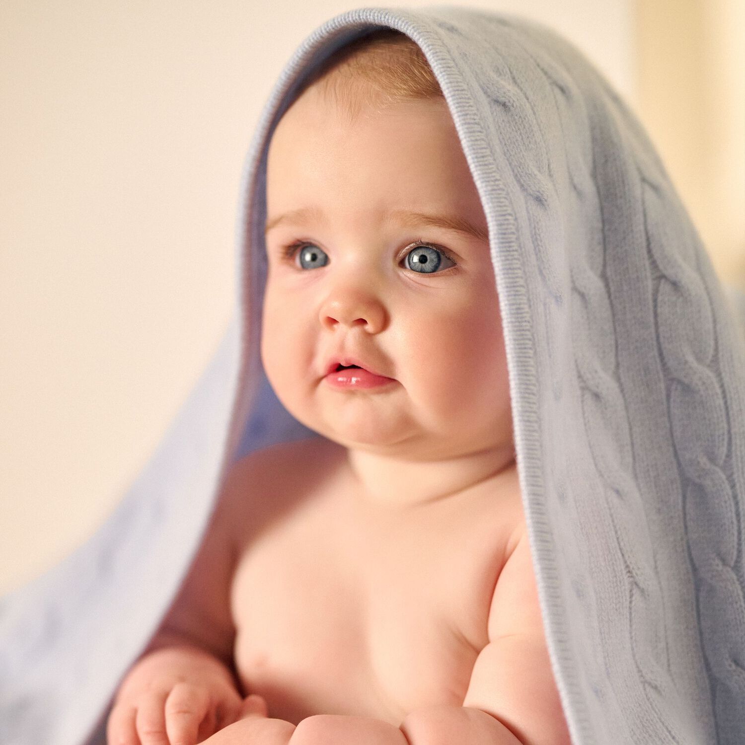 بطانية محبوكة زرقاء للرضع الأولاد بشعار, 1, hi-res