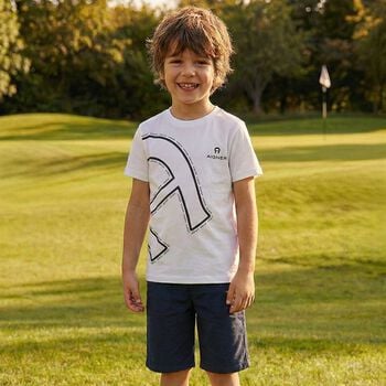 طقم شورت للأولاد بالشعار باللون الابيض والكحلي