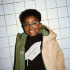 توب هودي بطبعة حقيبة باللون الأسود, 2, hi-res