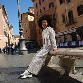 جاكيت باللون الأبيض بأكمام طويلة بشعار للبنات