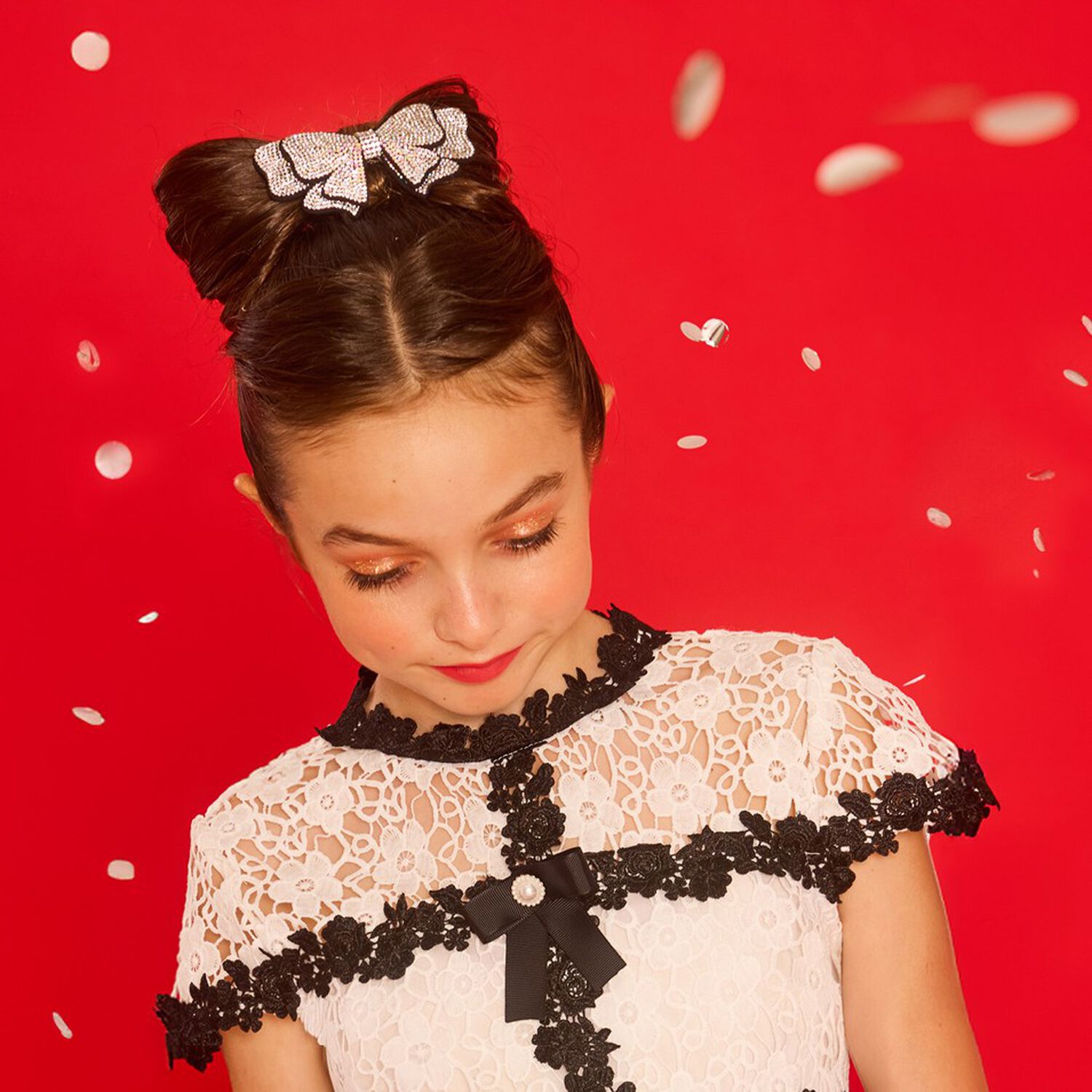 مشبك شعر مزين بفصوص لامعة على شكل فيونكة باللون الفضي للبنات , 1, hi-res