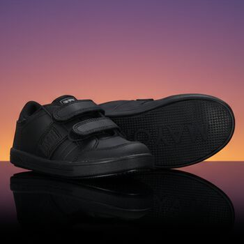 حذاء أولاد رياضي بالشعار باللون الأسود