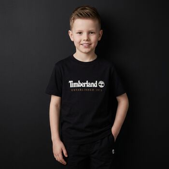 تيشيرت للأولاد بالشعار باللون الأسود