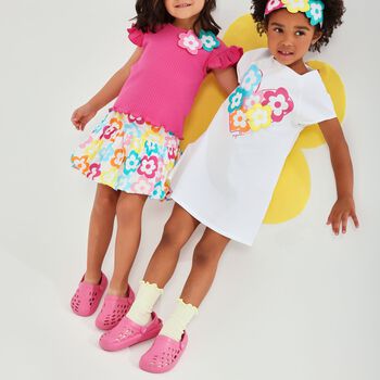 فستان باللون الابيض مزين بتطريزات زهور للبنات