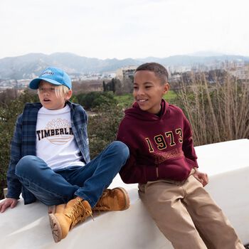 توب أولاد بأكمام بالشعار باللون الأبيض