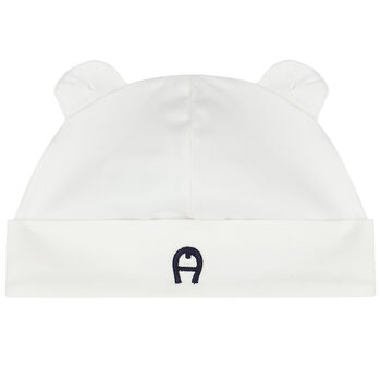 قبعة بالشعار باللون الأبيض 