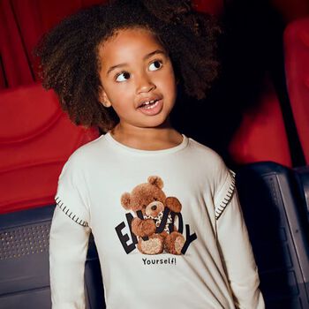 توب بنات بأكمام طويلة بطبعة الدب تيدي باللون العاجي