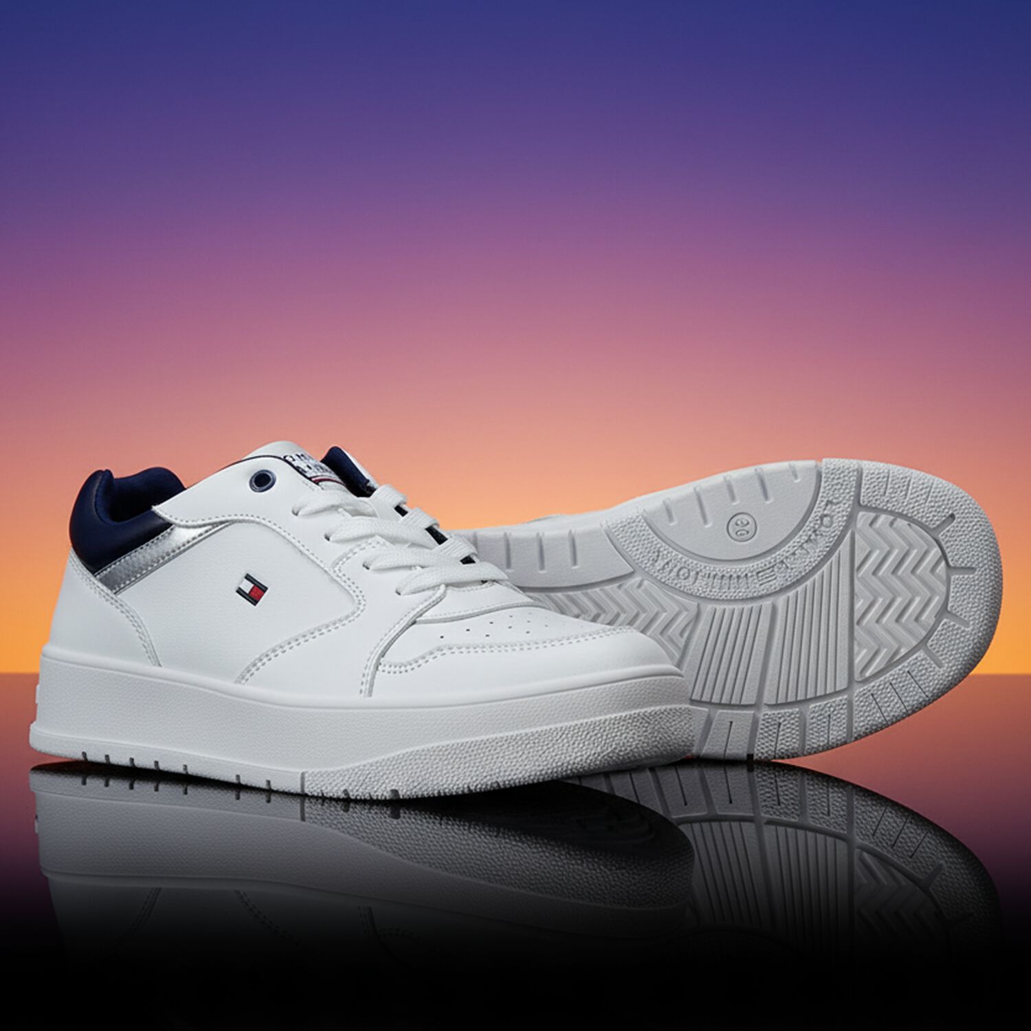 حذاء أولاد رياضي بالشعار باللون الأبيض, 1, hi-res