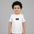 تيشيرت باللون الأبيض بشعار للأولاد , 1, hi-res