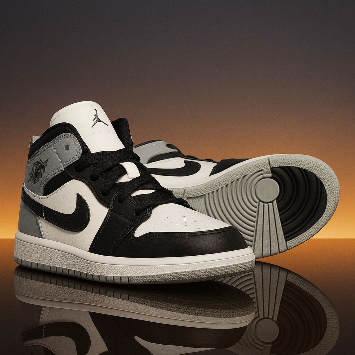 حذاء رياضي Air Jordan 1 متوسط ​​الارتفاع باللونين الأسود والرمادي والأبيض, 2, hi-res