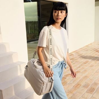 حقيبة تغيير الملابس للأطفال بالشعار باللون البيج 