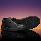 حذاء أولاد رياضي بالشعار باللون الأسود, 1, hi-res