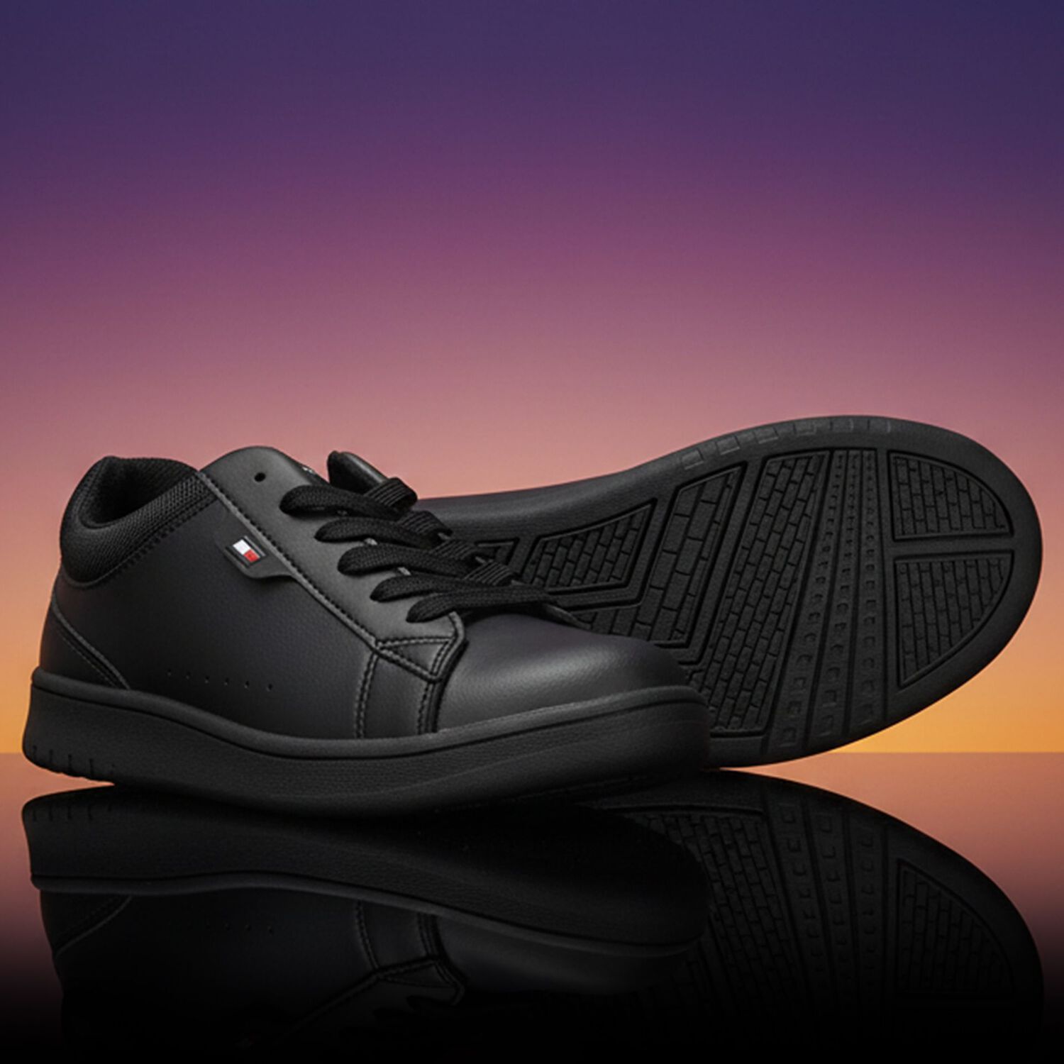 حذاء أولاد رياضي بالشعار باللون الأسود, 1, hi-res